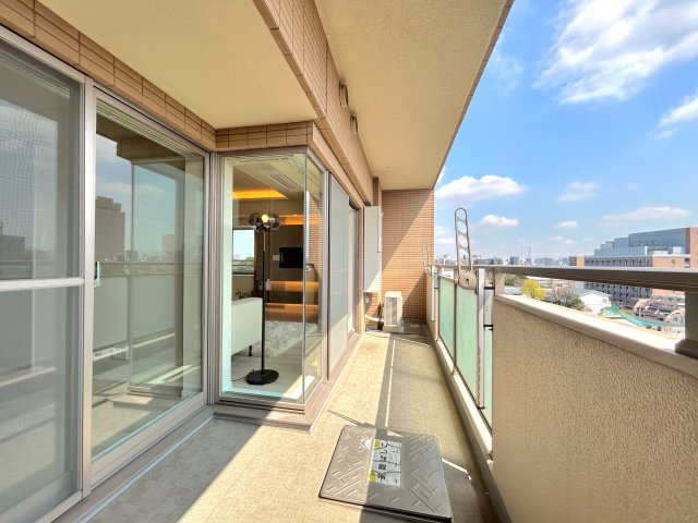 菱和パレス目白台グラーサのバルコニー|テーブルを置いてもゆとりのある幅の広いバルコニー。穏やかな景色を楽しみながらティータイムを楽しむのも至福のひと時ですね。