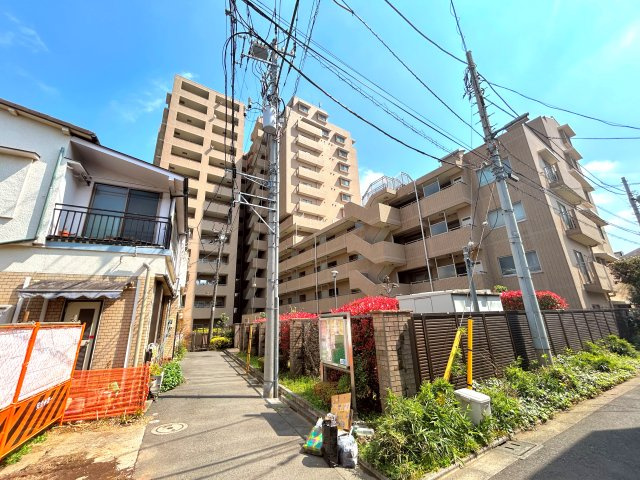 菱和パレス目白台グラーサの外観|青空に映えるこの雄大な佇まい。
陽当たり、立地、周辺環境など恵まれた好条件となっております。