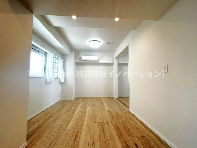 東池袋ハイツ弐番館の居間・リビング|優しくリビングに注ぐ日差しはまるで「陽だまり」の様な暖かさ。高い断熱性は床暖房やエアコンを使いすぎず快適な居住空間を創造しています。
