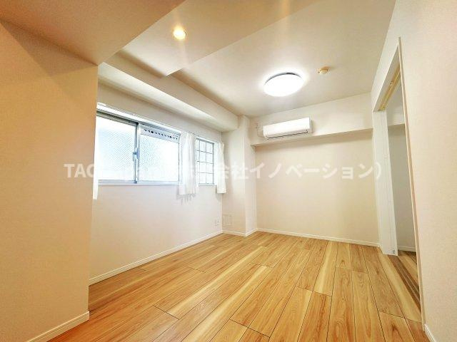 東池袋ハイツ弐番館の居間・リビング|家族みんなが爽やかに健やかに過ごせるように、溢れる光をたっぷり取り込んだリビングダイニング。集いの場、憩いの場としての快適性を求めたやすらぎの空間です