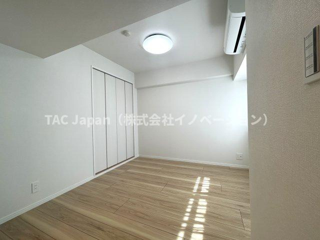 東池袋ハイツ弐番館の洋室|窓から陽当たりが差し込みますので、日中は電気など必要ない明るさとなっております。