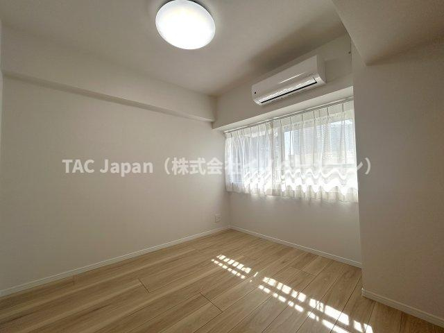東池袋ハイツ弐番館の洋室|穏やかな風と陽光を導き、プライバシーに配慮された設計プランを採用し、居住性を一段と心地よいものにしています。明るく開放的な空間を演出しております。