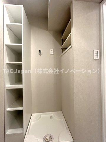 東池袋ハイツ弐番館のランドリースペース|ランドリースペースには、隙間のスペースを最大限活用できるよう、棚がたくさん取り付けられています。