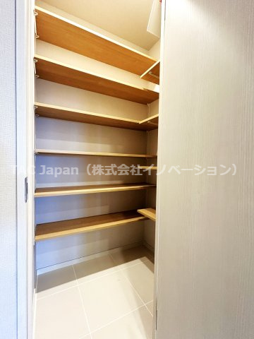イトーピアマイズ池袋の玄関|玄関横に設置されたシューズインクローゼット。高さの調節もでき、お好きなサイズの靴はもちろん、傘やレインコート、ゴルフバック等も収納できるので、スッキリとした玄関が実現できます。