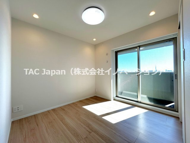 イトーピアマイズ池袋の洋室|～Bed room～
バルコニーから陽当たりが差し込みますので、日中は電気など必要ない明るさとなっております。