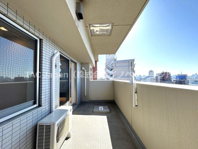 イトーピアマイズ池袋のバルコニー|贅沢なくらい大きく設けたワイドバルコニー！！日中は太陽の恵を、夜は星空を眺めながら、家族で過す贅沢なプライベート空間。