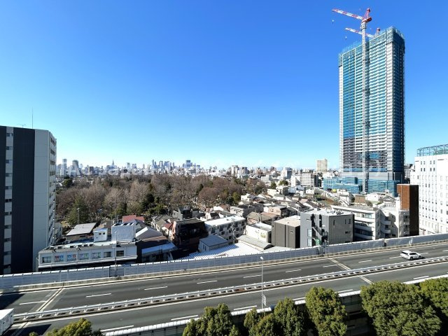 イトーピアマイズ池袋の展望|南側が道路に面して陽当り良好。道路に面したバルコニーは太陽の光をいっぱい受け止めてくれます。リビングからバルコニーに出られるのも解放感があって嬉しい設計です。
