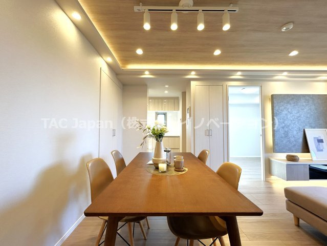 イトーピアマイズ池袋の居間・リビング|～Dining Kitchen～動線が上手く考えられており、きっちりとキッチン、ダイニング、リビングと分けられるお部屋のつくりとなっております。