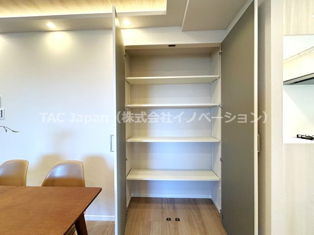 イトーピアマイズ池袋の収納|LDKに用意された収納。過ごす時間が長いリビングだから、手に取りたいものが近くにあるのはいいですね。