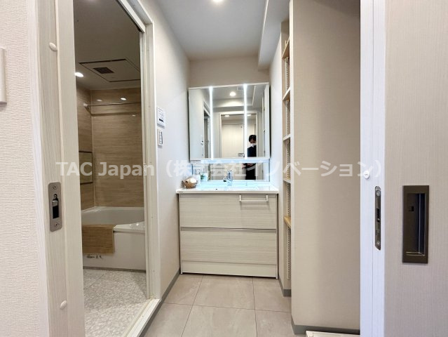 イトーピアマイズ池袋の洗面所|【パウダールーム】
三面鏡タイプの洗面化粧台を採用し、キャビネット収納はぎっしり色々な物を収納でき下部収納もございます。シャワーヘッドタイプを採用しておりますのでお掃除など楽々できます。