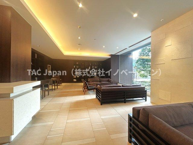 パークタワー滝野川のロビー|～優雅に住まう～
広々とした空間には、上質な素材が贅沢に使われ、間接照明が温かく空間を包み込みます。まるでホテルのような洗練された雰囲気は、日常の喧騒を忘れさせ、安らぎと落ち着きを提供します。