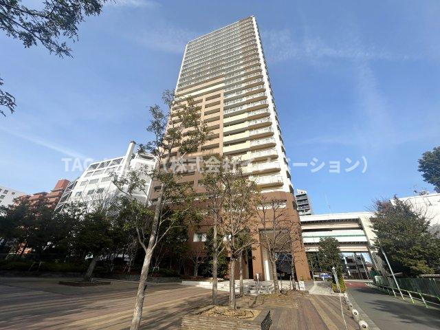パークタワー滝野川の外観|青空に映えるこの雄大な佇まい。
陽当たり、立地、周辺環境など恵まれた好条件となっております。