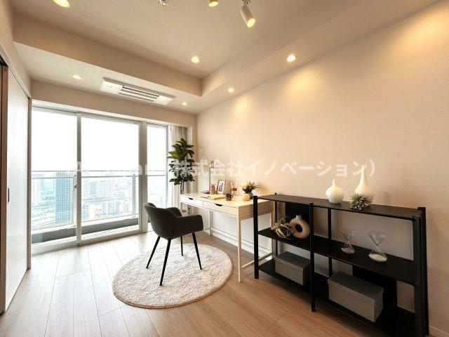勝どきビュータワーの洋室|～Bed room～
バルコニーから陽当たりが差し込みますので、日中は電気など必要ない明るさとなっております。