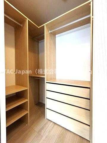 勝どきビュータワーの収納|～Bed room～
多くの人がお困りの住まいの収納。ウォークインクローゼットがあればタンスを置く必要がなく、出っ張りのないスッキリ空間を維持でき、限られたスペースを有効に活用できます。