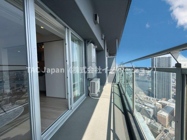 勝どきビュータワーのバルコニー|～Room view～
46階ならではの見渡す限りの青空が広がっています。周辺にはこちらより高い建物がありませんので、一日中お部屋に陽当たりが降り注ぎます。