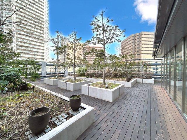 勝どきビュータワーのその他|都会のオアシス。こちらは住人の方が自由に出入りできる屋上デッキ（5階）です。
