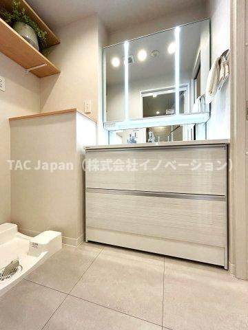 勝どきビュータワーの洗面所|横幅のある広々とした洗面化粧台を採用し、キャビネット収納はぎっしり色々な物を収納でき下部収納もございます。