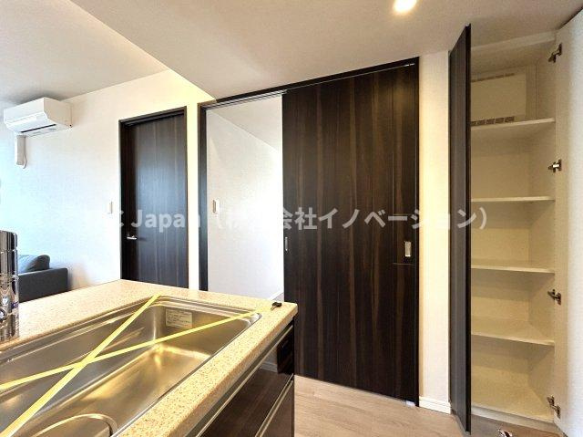 プレジール入谷のキッチン|キッチンスペースの横にあるパントリーには調理器具をはじめ、様々なものを収納できるためすっきりしたLDKを保つことが出来ます。