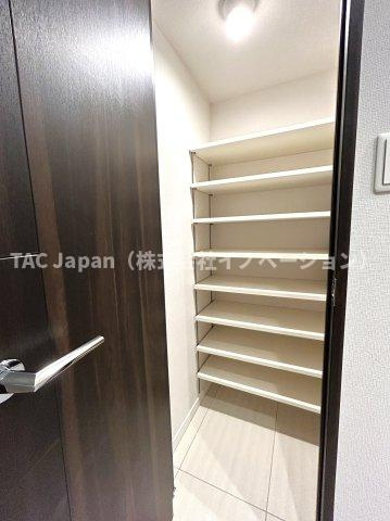 プレジール入谷の収納|玄関横に設置されたシューズインクローゼット。高さの調節もでき、お好きなサイズの靴はもちろん、傘やレインコート、ゴルフバック等も収納できるので、スッキリとした玄関が実現できます。