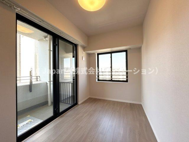 プレジール入谷の洋室|～Bed room～
バルコニーから陽当たりが差し込みますので、日中は電気など必要ない明るさとなっております。