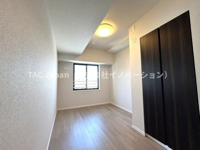 プレジール入谷の洋室|～Closet～
各部屋に収納が付いており冬物や夏物、スーツケースなども全部まとめて収納もできますのでお部屋を広く開放的にお使いいただけます。