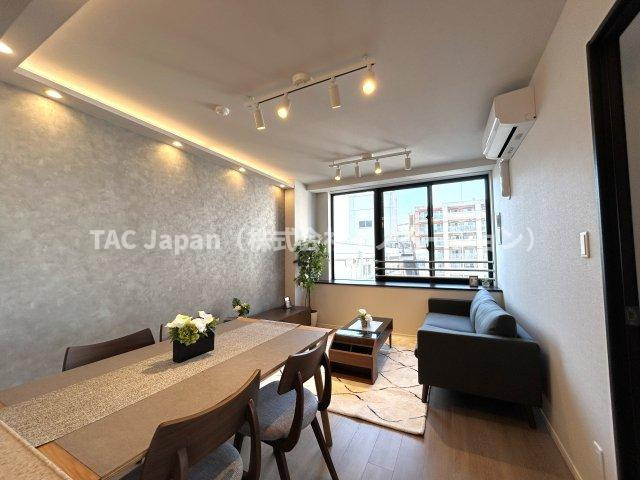 プレジール入谷の居間・リビング|家族みんなが爽やかに健やかに過ごせるように、溢れる光をたっぷり取り込んだリビングダイニング。集いの場、憩いの場としての快適性を求めたやすらぎの空間です