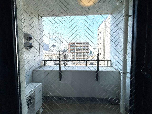 プレジール入谷のバルコニー|隣の家のバルコニーと「こんにちは」しない様、視界に入らない設計となっております。