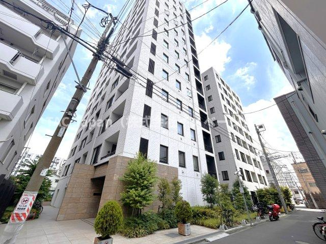 プレジール入谷の外観|時代の流れに惑わされないシックなカラートーンで街並みに溶け込む外観は、主張し過ぎず、また平凡になり過ぎず絶妙なコントラストで輝きを放ちます。