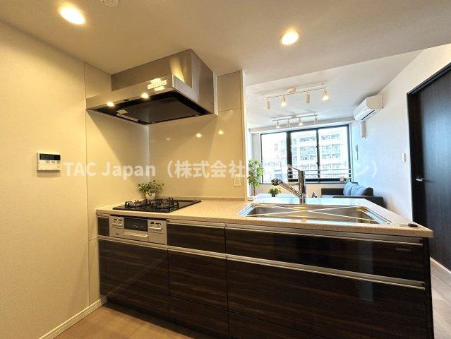 プレジール入谷のキッチン|会話が弾む対面型キッチン。お洒落な食器類を余裕で収納できるスペース。動きやすい女性目線のキッチン動線。これからはお料理をつくる時間が劇的に変わります。