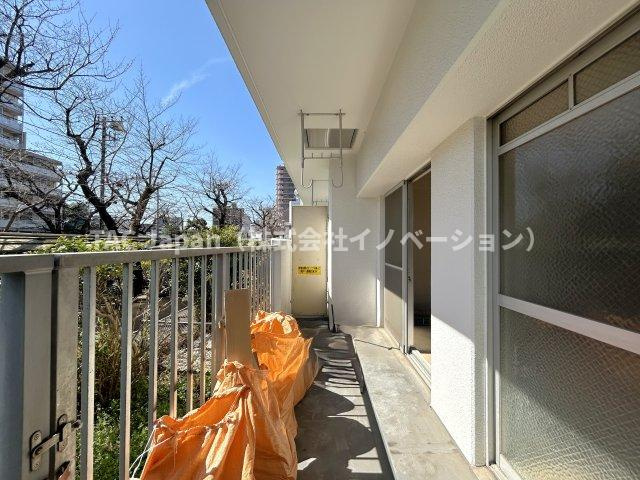 グリーンコーポ町屋のバルコニー|とても開放的ですが、バルコニーの高さが道路より1段高くなっておることにより、外からの目線を気にならなくしています。