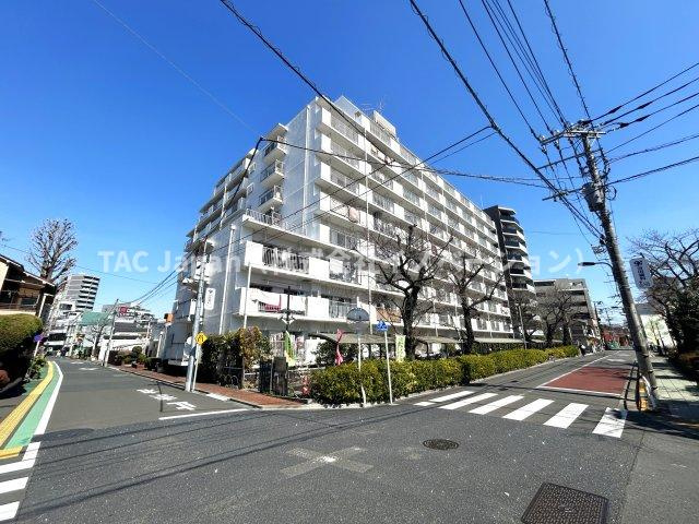 グリーンコーポ町屋の外観|時代の流れを感じさせないシックなカラートーンで街並みに溶け込む外観は、主張し過ぎず、また平凡になり過ぎず絶妙なコントラストで輝きを放ちます。
