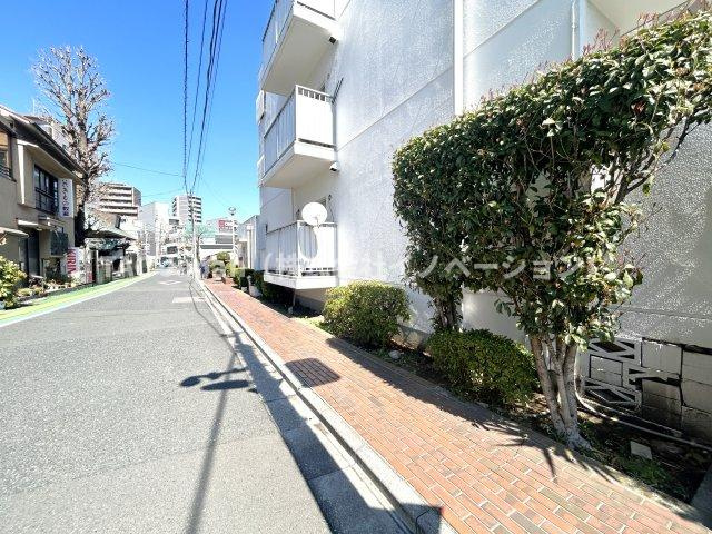 グリーンコーポ町屋のその他|前面道路は閑静な住宅地をはしる車通りの少ない道路。お車の出し入れが苦手なママや小さなお子様にも安心ですね。しっかり舗装もされているので、ベビーカーや自転車で通っても快適に通行できます。