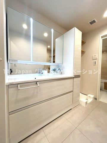 東京ビューマークス　４LDKの洗面所|落ち着いた空間を演出するカラーと、ゆったり落ち着いてお使い頂ける広さが魅力のパウダールーム。キッチンからも導線が確保されており、家事を効率的に行えます。