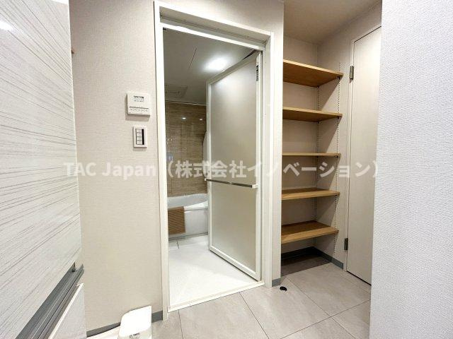 東京ビューマークス　４LDKの洗面所|一日の始まりと終わりを心地よく演出してくれる、多彩な収納が備えられたパウダールーム。心地よいリフレッシュ空間です。