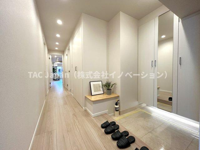 東京ビューマークス　４LDKの玄関|上質感漂う玄関と廊下。居住者の帰り、訪れる方を優しく迎える・安らぎに満ちた生活空間を予感させる。健やかな暮らしを楽しめそう