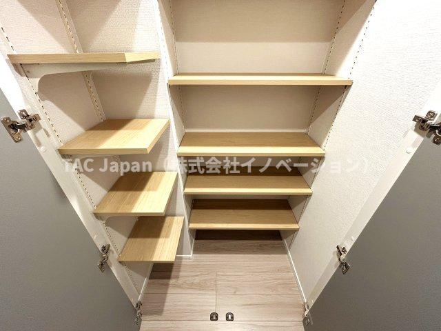東京ビューマークス　４LDKの収納|散らかりがちな玄関をスッキリと保てる玄関収納は、家の中に入る時一番最初に目に付く場所だからこだわりたい。落ち着いた雰囲気の色目が、室内のカラーやデザインと調和しています。
