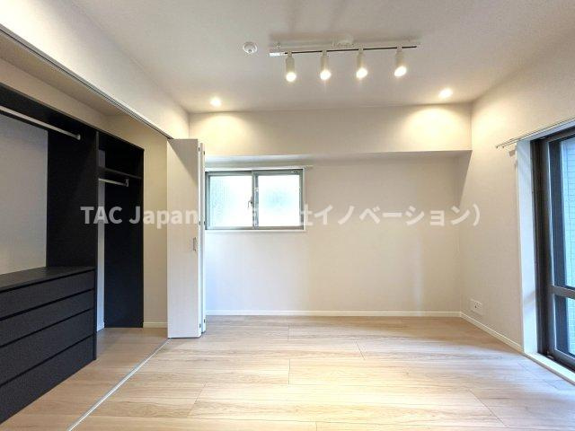 東京ビューマークス　４LDKの洋室|～Bed room～
バルコニーから陽当たりが差し込みますので、日中は電気など必要ない明るさとなっております。