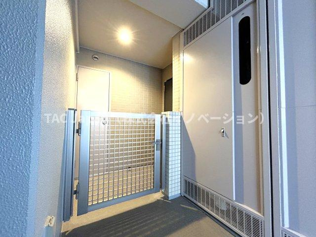 東京ビューマークス　４LDKのその他共用部分|角部屋ならではの専用ポーチ付きで、落ち着いた室内の住み心地に一役買っています。
又、わずかですがトランクルームを備えている為、有効に活用することができます。