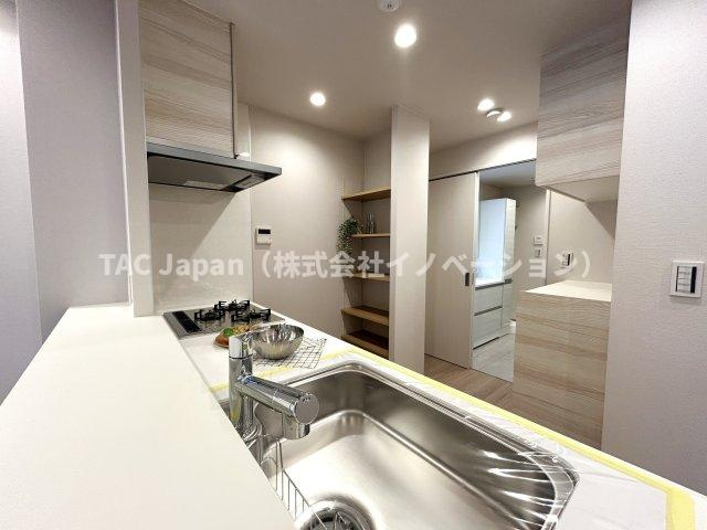 東京ビューマークス　４LDKのキッチン|食事の受け渡しが楽にできる明るい対面式カウンターキッチンは、オープンな空間だから、お料理をしながらでも家族との会話が楽しめます。