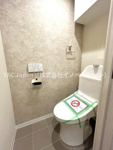 イニシア墨田押上のトイレ|十分なスペースを確保したトイレ。
収納もございますのでシンプルな空間を保てます。