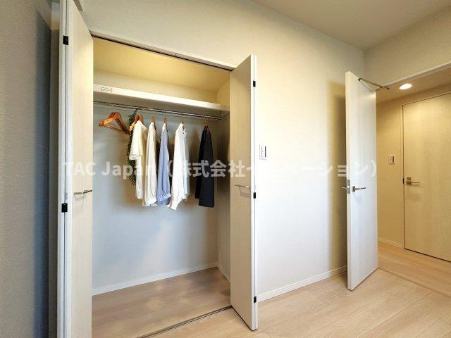 イニシア墨田押上の収納|～Bed room～
独立性を高めた4.2帖の納戸は洋室としての利用が可能です。たっぷりの収納も配備しており、片付いた空間を実現出来そう。