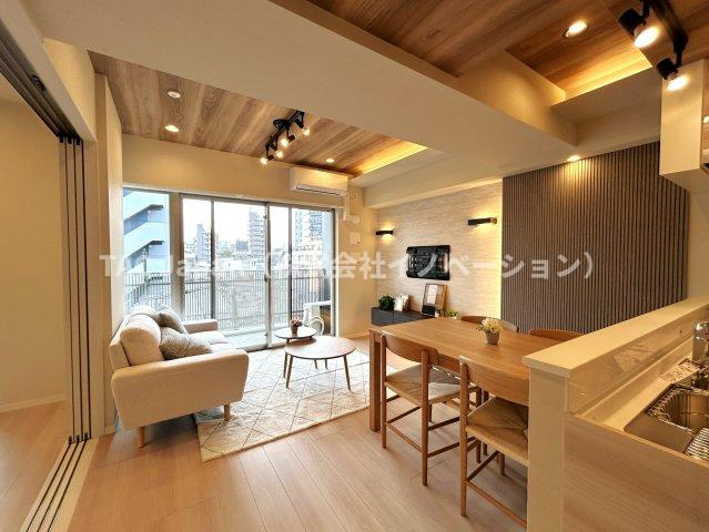 イニシア墨田押上の居間・リビング|リビングからバルコニーに向けて、とても幅の広い窓が取り付けられています。陽当たり重視でお探しのお客様にもご満足頂けると思います。