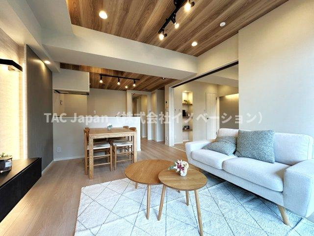 イニシア墨田押上の居間・リビング|家族みんなが爽やかに健やかに過ごせるように、溢れる光をたっぷり取り込んだリビングダイニング。集いの場、憩いの場としての快適性を求めたやすらぎの空間です