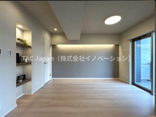 イニシア墨田押上の居間・リビング|～Bed room～
バルコニーから陽当たりが差し込みますので、日中は電気など必要ない明るさとなっております。