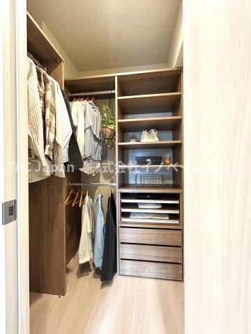 イニシア墨田押上の収納|～Bed room～
多くの人がお困りの住まいの収納。ウォークインクローゼットがあればタンスを置く必要がなく、出っ張りのないスッキリ空間を維持でき、限られたスペースを有効に活用できます。