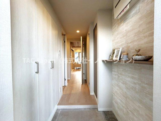 イニシア墨田押上の玄関|玄関ホールがスッキリ広々としていると帰る時も出ていく時も気持ちが良い。来客を出迎える玄関が綺麗ならその家の印象が良くなる。
