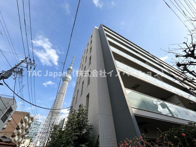 イニシア墨田押上の外観|青空に映えるこの雄大な佇まい。
陽当たり、立地、周辺環境など恵まれた好条件となっております。