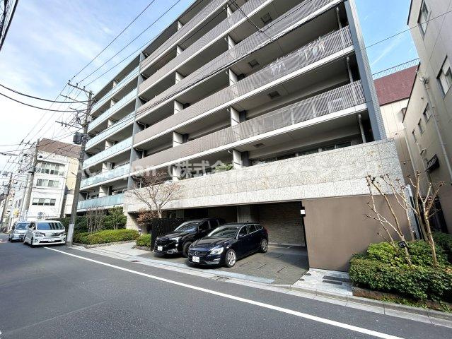 イニシア墨田押上の外観|時代の流れに惑わされないシックなカラートーンで街並みに溶け込む外観は、主張し過ぎず、また平凡になり過ぎず絶妙なコントラストで輝きを放ちます。