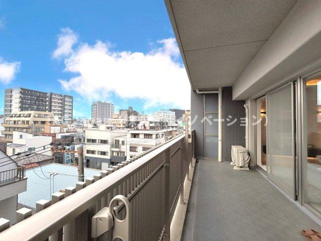 イニシア墨田押上の展望|テーブルを置いてもゆとりのある幅の広いバルコニー。穏やかな景色を楽しみながらティータイムを楽しむのも至福のひと時ですね。