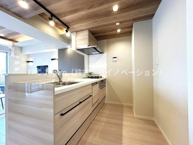 イニシア墨田押上のキッチン|会話が弾む対面型キッチン。後ろにはお洒落な食器類を余裕で収納できるスペースがあります。